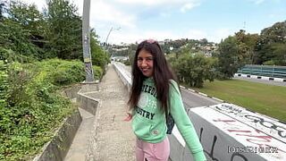 Подцепить Публичного агента - Трахнул красотку в кустах - порно видео