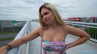 Публичный агент Она светит своими сиськами и задницей на мосту, а затем занимается сексом с незнакомцем - порно видео