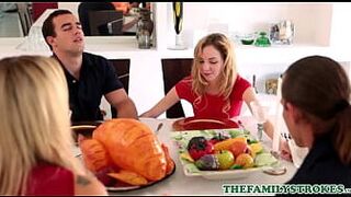 Симпатичная и крошечная молодая женщина, сводная сестра Энджел Смоллс и ее сводный брат трахаются во время ужина в честь Дня Благодарения - порно видео