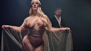 Глубже. Пышнотелая богиня Вик Мари получает доминирование и жесткий трах - порно видео