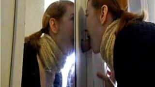 Рыжая подруга делает минет через глорихол в туалете - порно видео