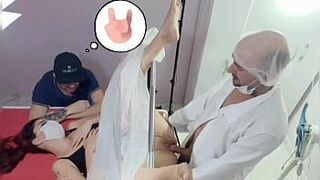 Муж ведет жену к странному гинекологу! - порно видео