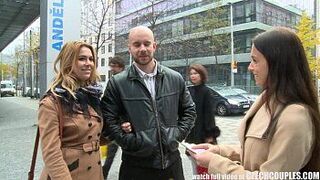 Удивительная грудастая тинка и ее парень получают деньги за публичный секс - порно видео