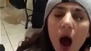 он сосет и они кончают ему на лицо - порно видео