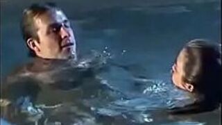Секс под водой: Ирис - порно видео
