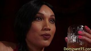 Трансгендерная крошка трахается в анал с натуралом - порно видео