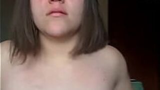 реальный вид от первого лица, горячая девушка лижет член своего парня, а затем скачет на нем, пока не испытает настоящий оргазм - порно видео