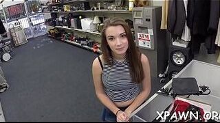 Сексуальная милая в магазине, занимается сексом в магазине - порно видео