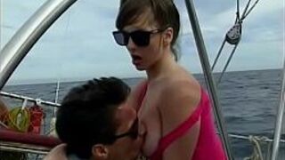 Подруга Питера Норта потрясающая брюнетка с большими сиськами Криста сказала ему, что она согласилась выйти за него замуж, и они должны отпраздновать свою помолвку жестким сексом на борту самой популярной яхты посреди океана - порно видео